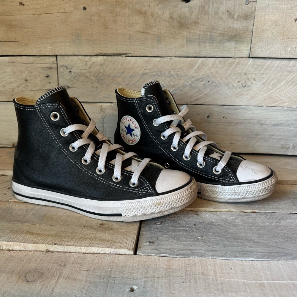 Leather Chuck Taylor Converse Black and White High-Top Sneakers Women’s 7